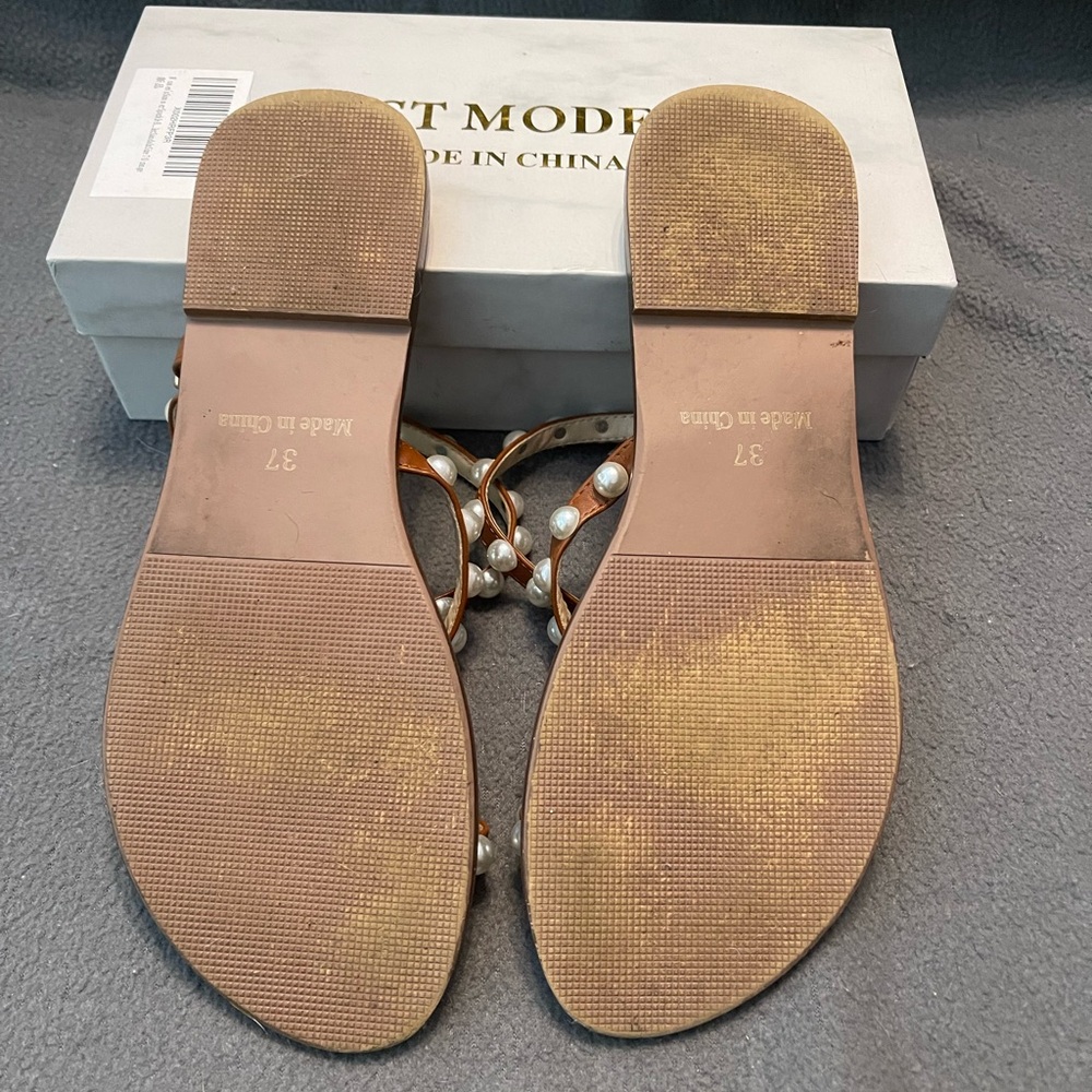 Womens pearl sandals.  Size 7 - Picture 3 of 4